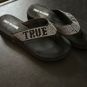 TRUE RELIGION flip flops